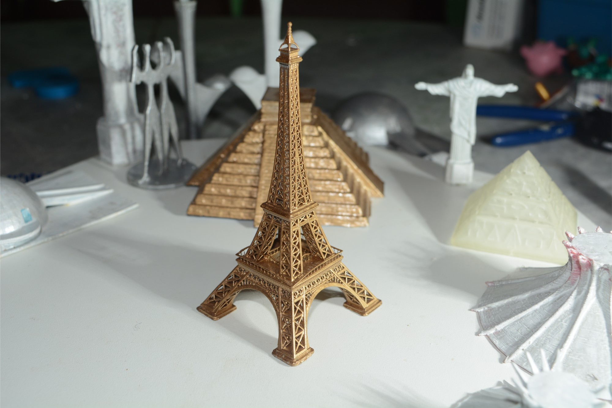 Miniatura da Torre Eiffel: Elegância Parisiense em Pequenas Dimensões! - Image 3