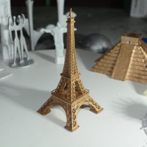 Miniatura da Torre Eiffel: Elegância Parisiense em Pequenas Dimensões!