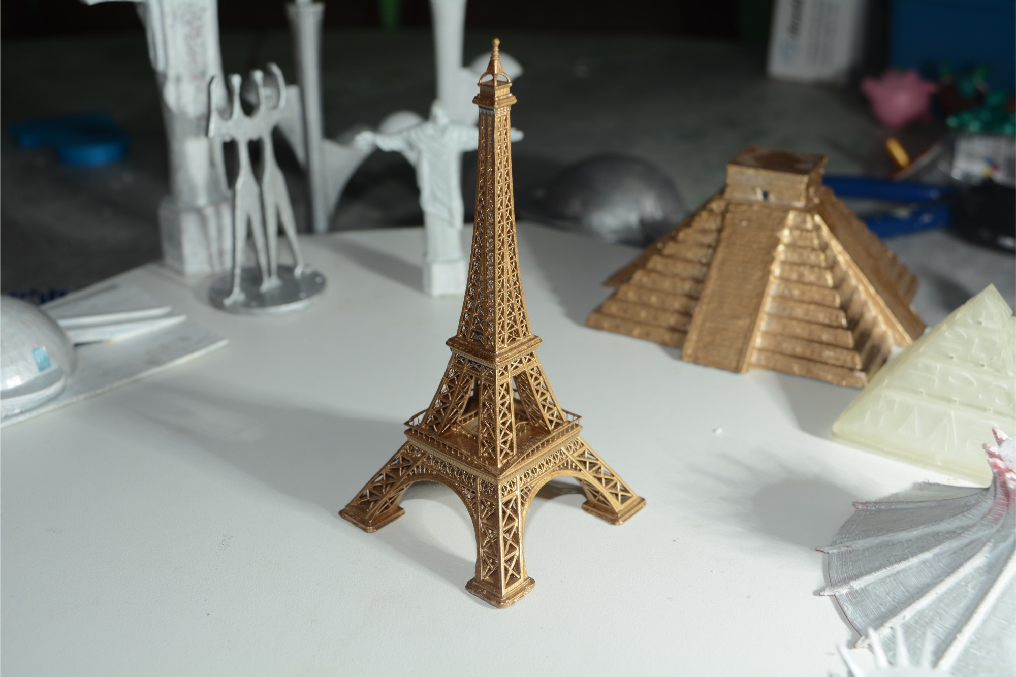 Miniatura da Torre Eiffel: Elegância Parisiense em Pequenas Dimensões!