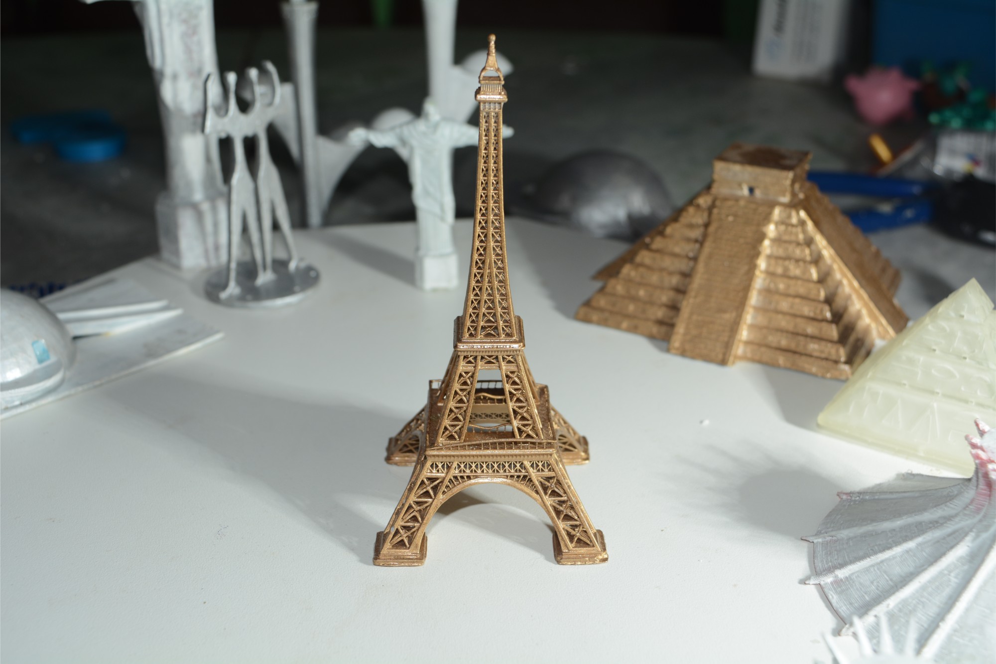 Miniatura da Torre Eiffel: Elegância Parisiense em Pequenas Dimensões! - Image 2