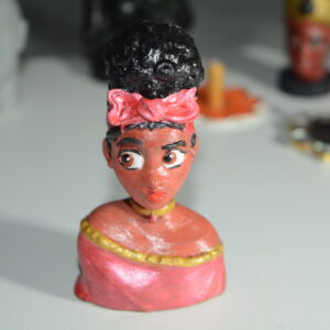 Miniatura de Busto da Dolores Madrigal: Traga a Elegância de Encanto para Sua Decoração! 🌟✨