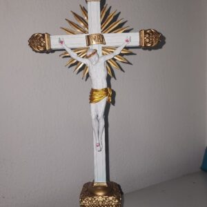 Crucifixo de Resina com Jesus - Pintado à Mão em Branco e Dourado - Detalhes Realistas