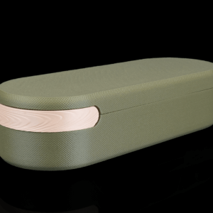 Porta-óculos verde oliva com textura "trama" e detalhe madeirado, impresso em 3D, sobre um fundo preto.