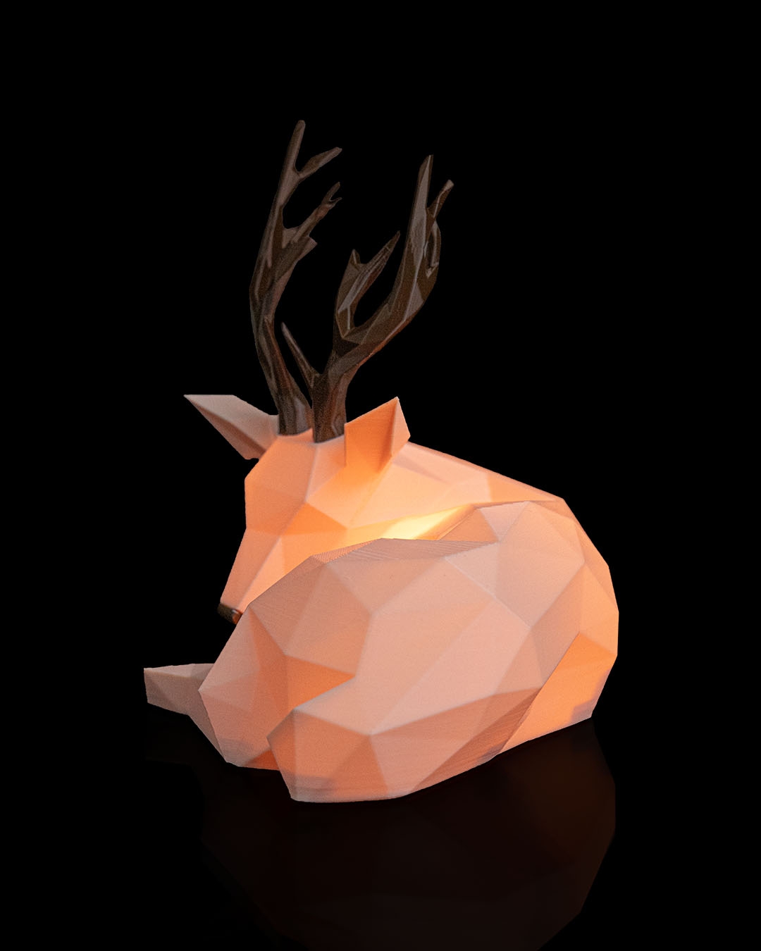 Abajur de mesa com rena em estilo low poly - Image 4