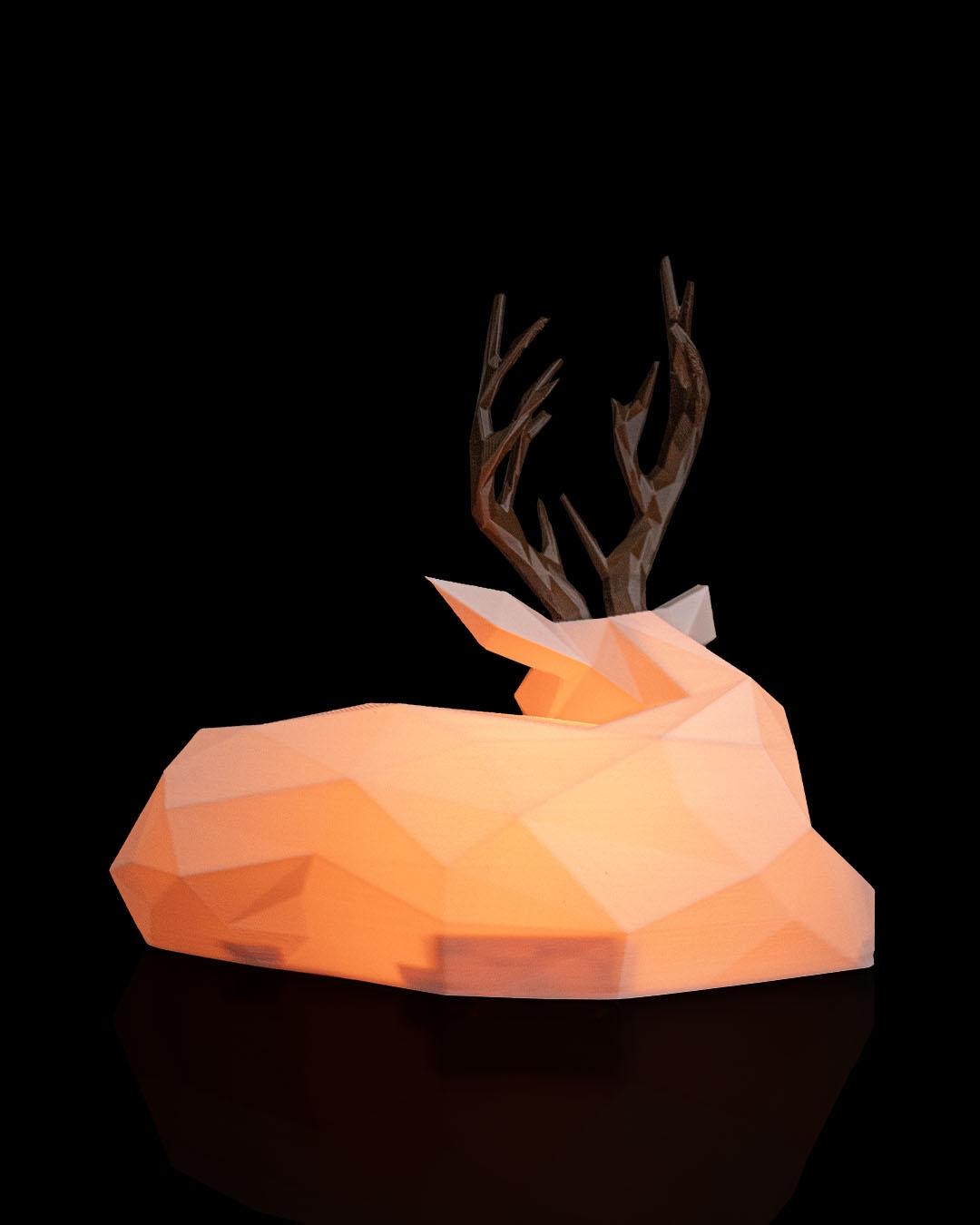 Abajur de mesa com rena em estilo low poly - Image 5